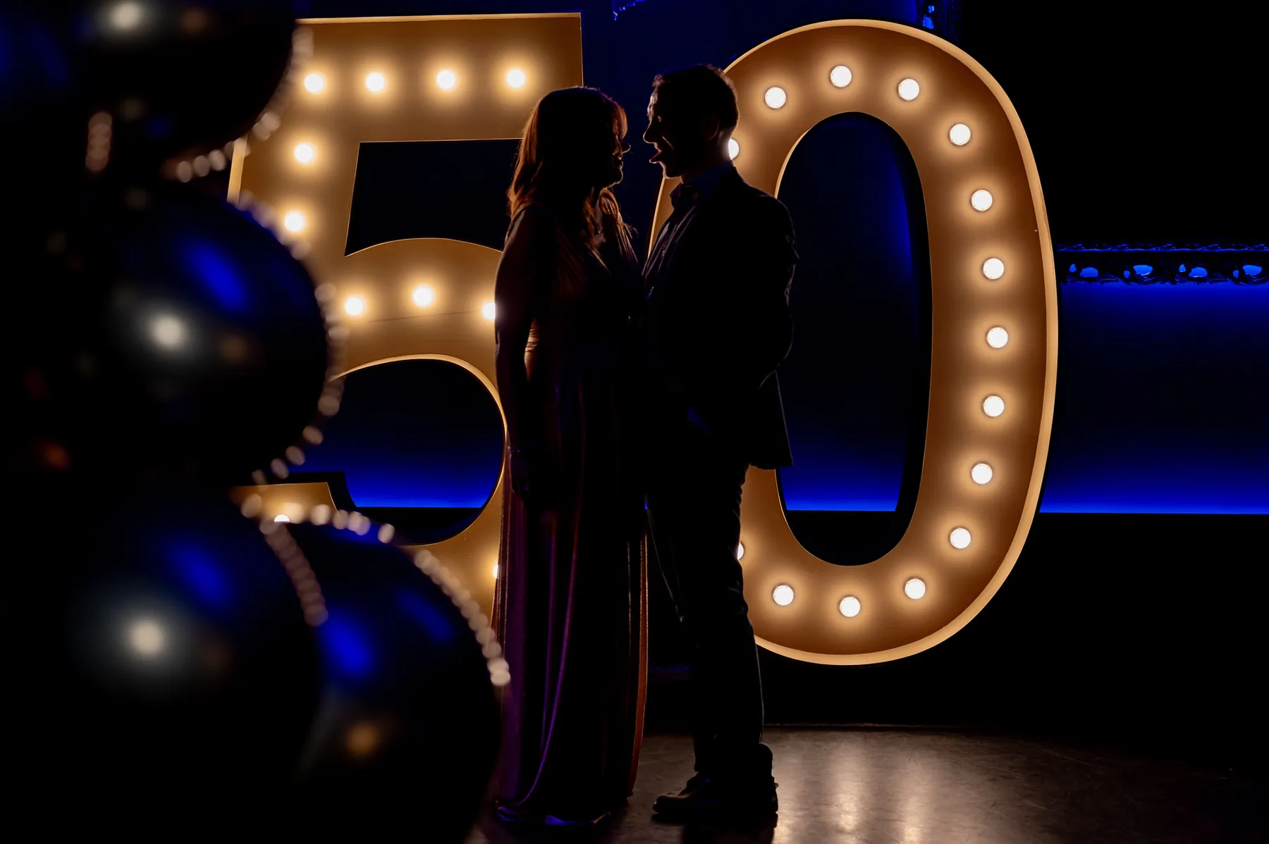 Festa di 50 anni a Roma fotografata da FotoRoma18: coppia davanti al numero luminoso
