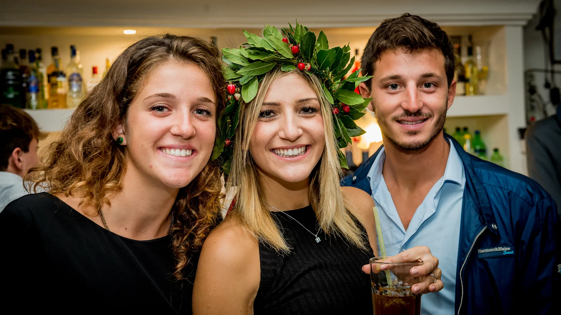 Laurea a Roma fotografata da FotoRoma18: amici con la corona d'alloro dopo la proclamazione