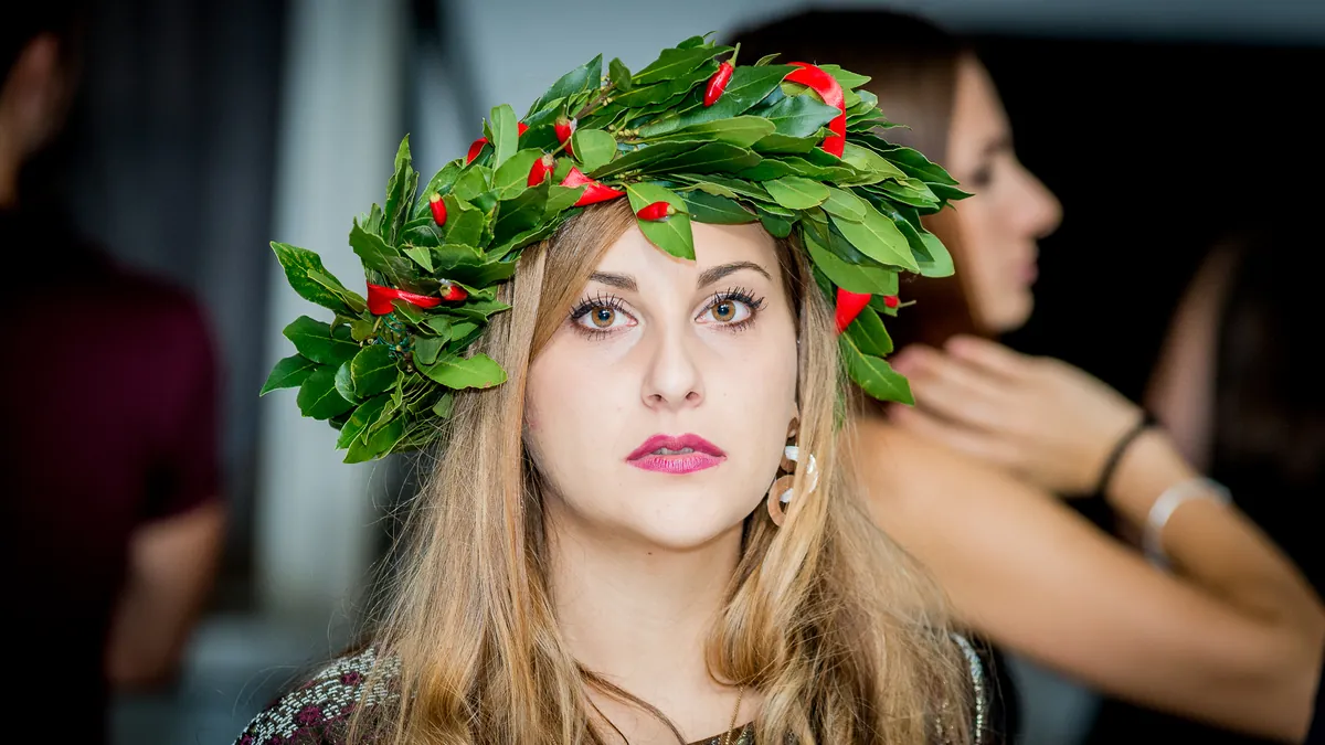 Festa di laurea a Roma, foto 1: corona d'alloro e amici dopo la proclamazione