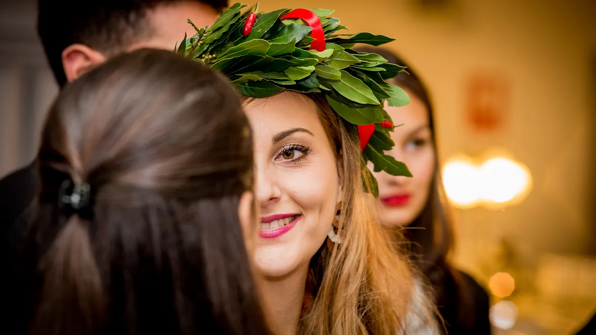Festa di laurea a Roma, foto 2: corona d'alloro e amici dopo la proclamazione