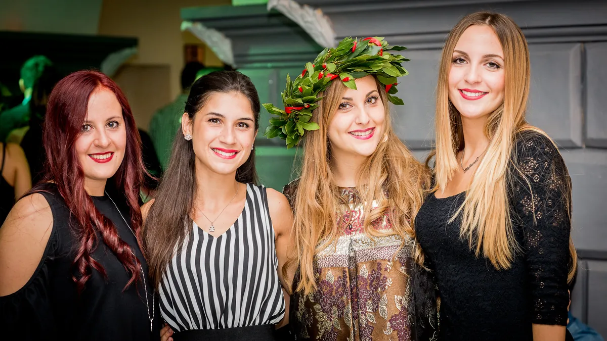 Festa di laurea a Roma, foto 3: corona d'alloro e amici dopo la proclamazione