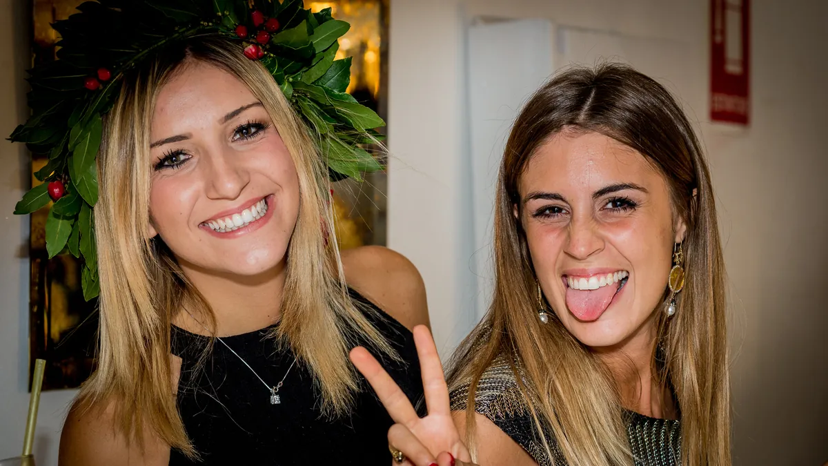 Festa di laurea a Roma, foto 4: corona d'alloro e amici dopo la proclamazione