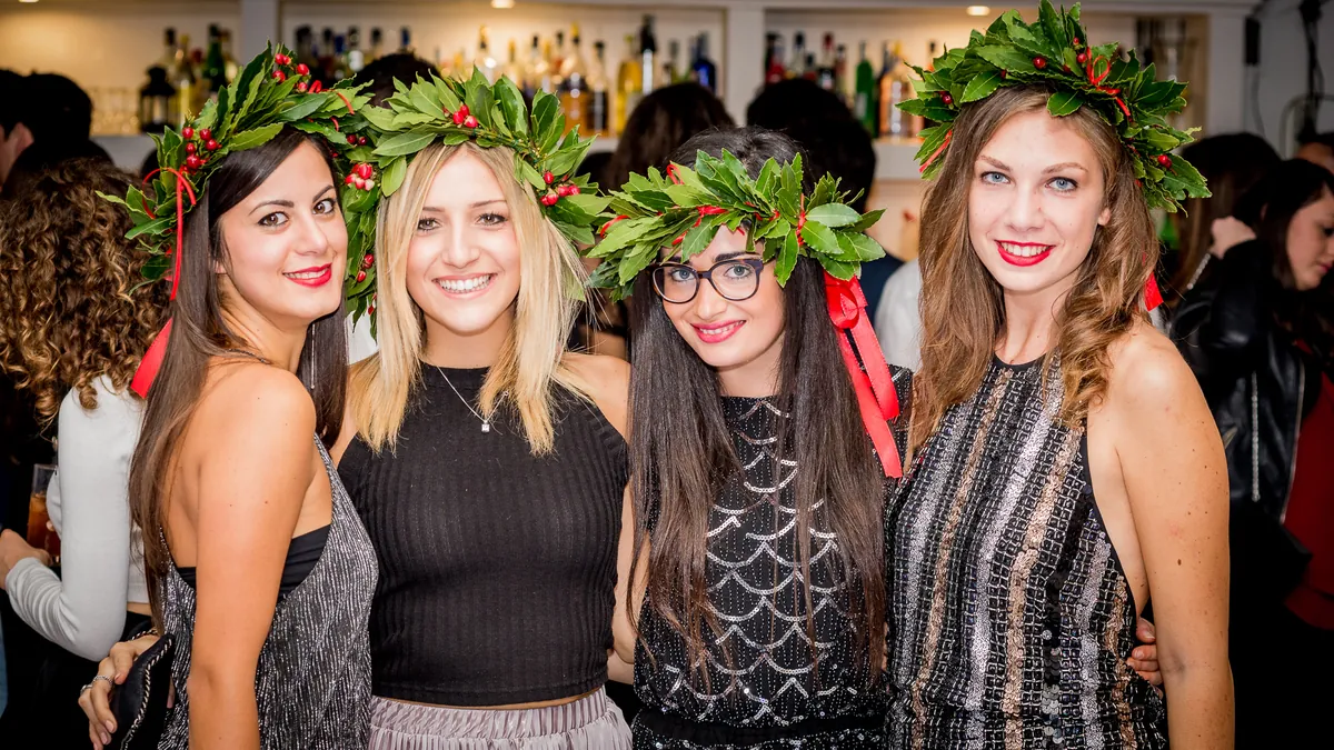 Festa di laurea a Roma, foto 5: corona d'alloro e amici dopo la proclamazione
