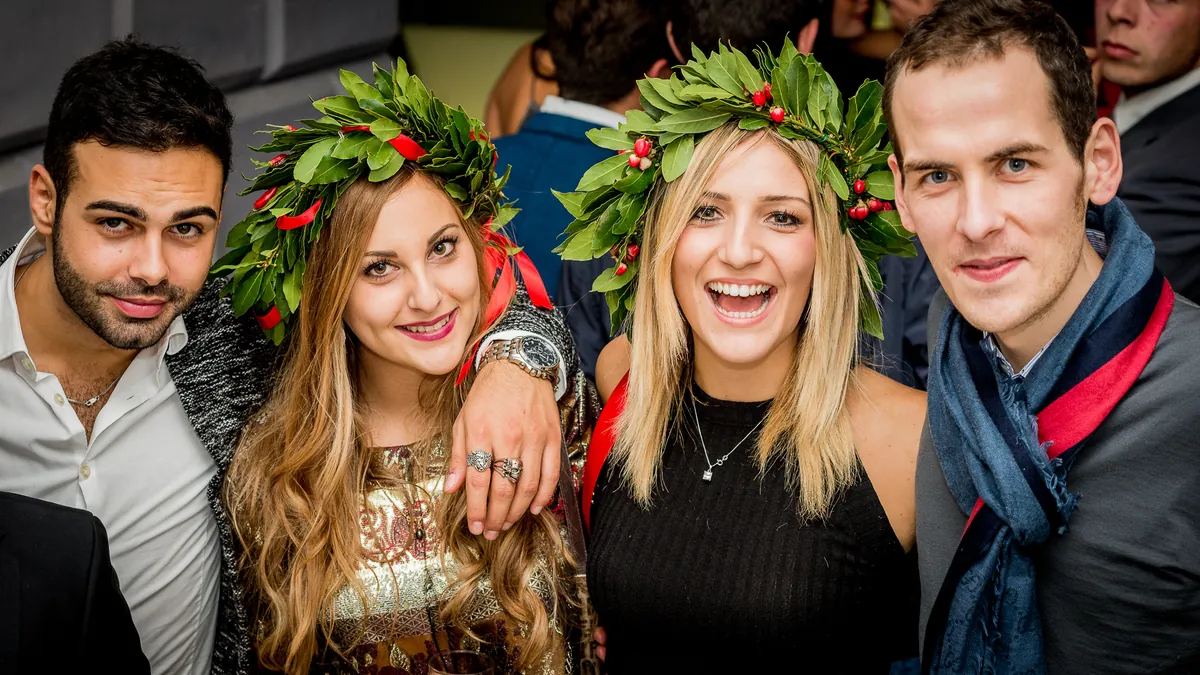 Festa di laurea a Roma, foto 6: corona d'alloro e amici dopo la proclamazione
