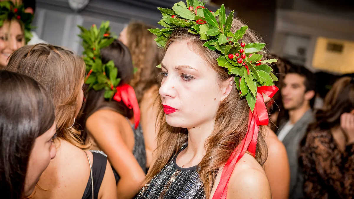 Festa di laurea a Roma, foto 7: corona d'alloro e amici dopo la proclamazione