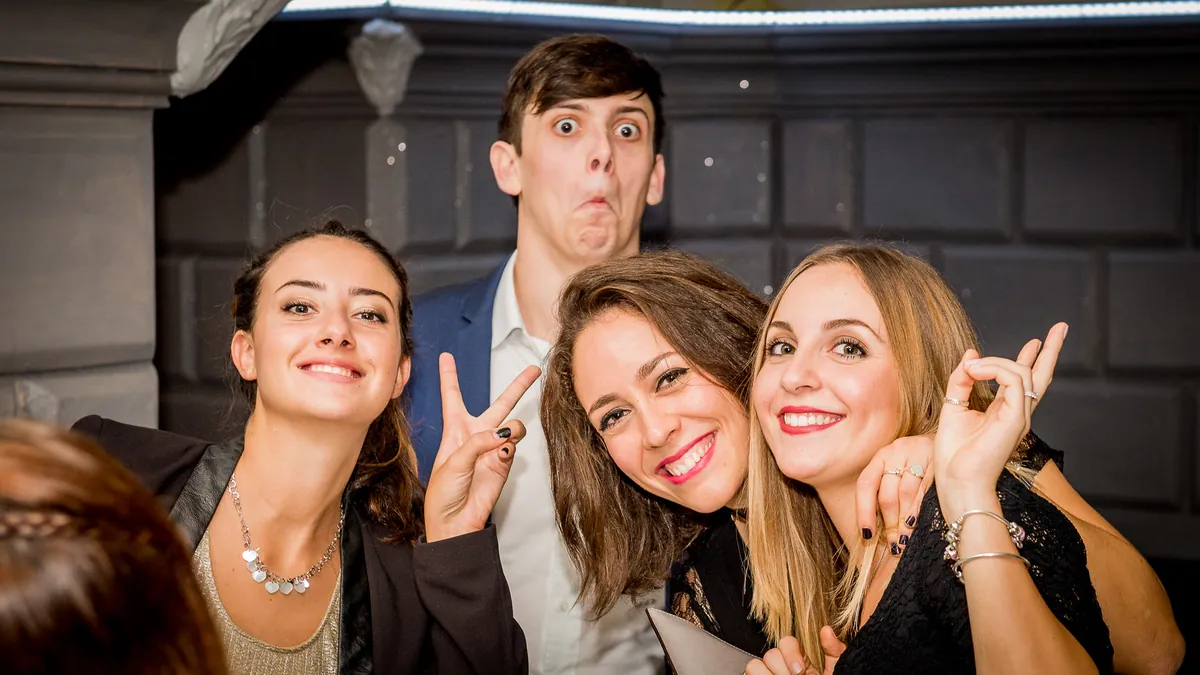 Festa di laurea a Roma, foto 8: corona d'alloro e amici dopo la proclamazione
