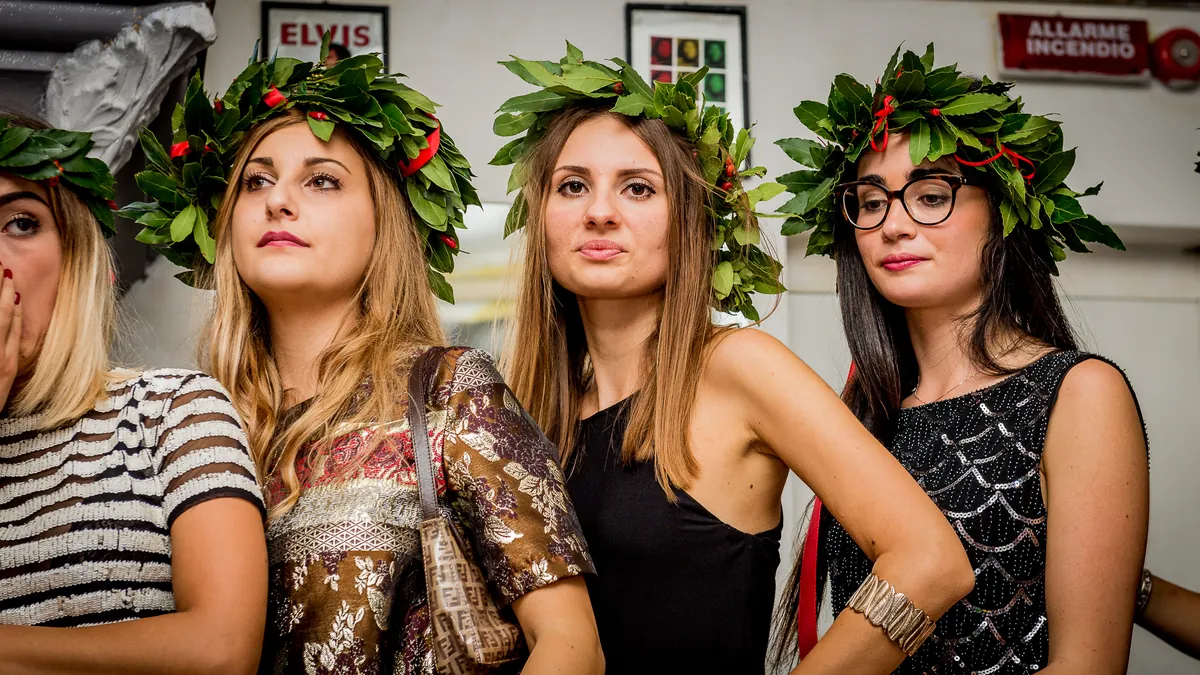 Festa di laurea a Roma, foto 9: corona d'alloro e amici dopo la proclamazione
